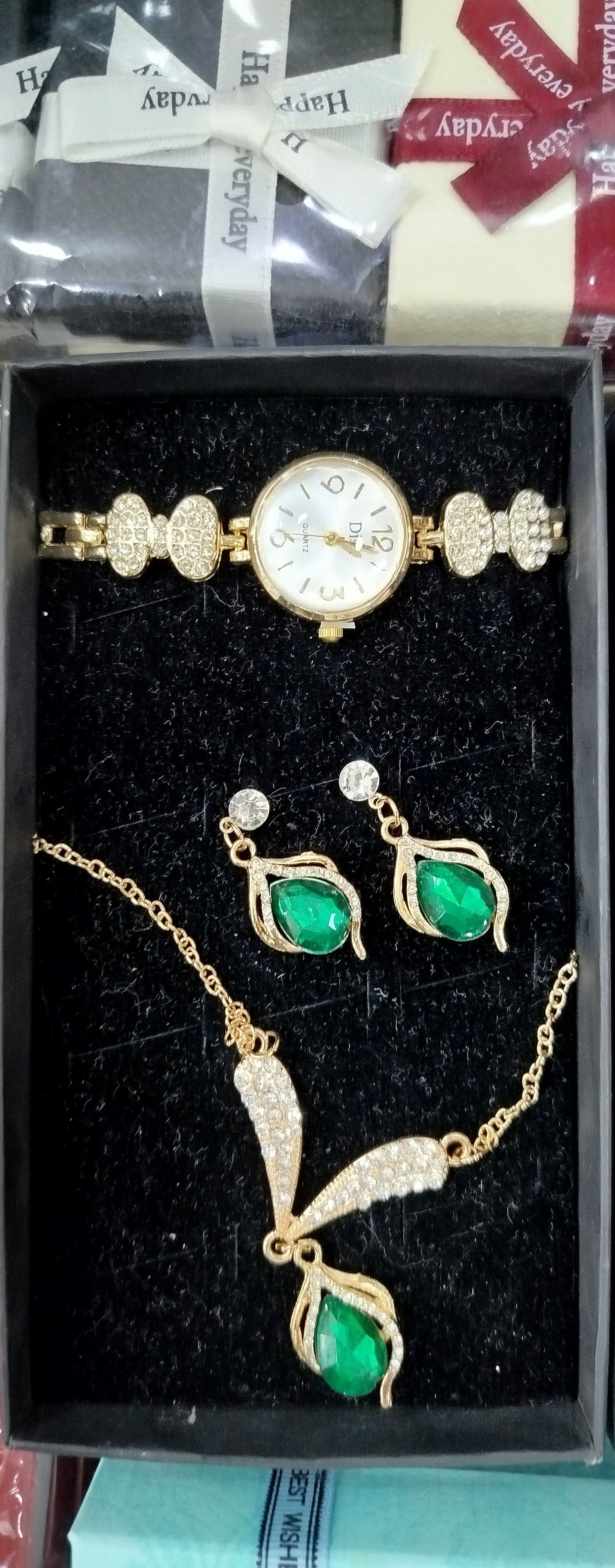 Coffret Parure Romantique 3-en-1 – Montre Dorée, Collier Perles & Cœur et Boucles d'Oreilles